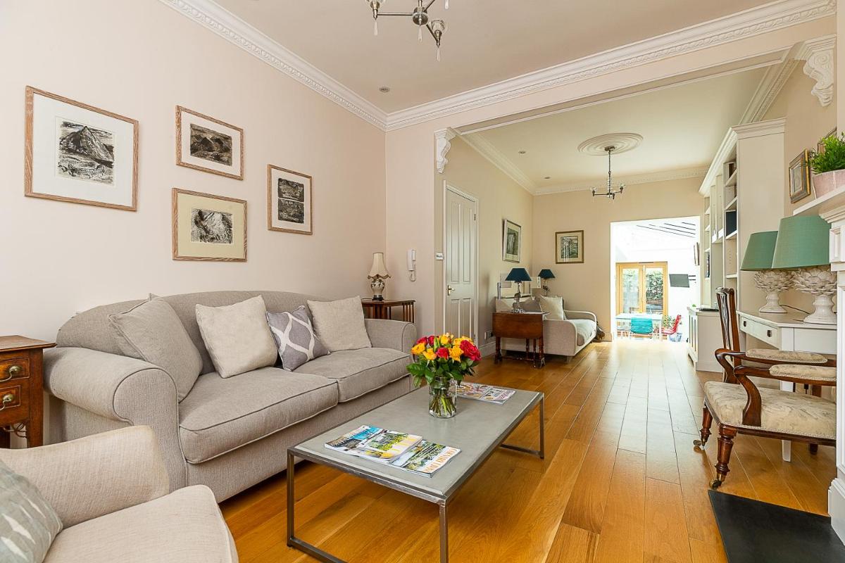 JOIVY Stunning 3 bed, 2 bath house with garden and rooftop terrace - Housity