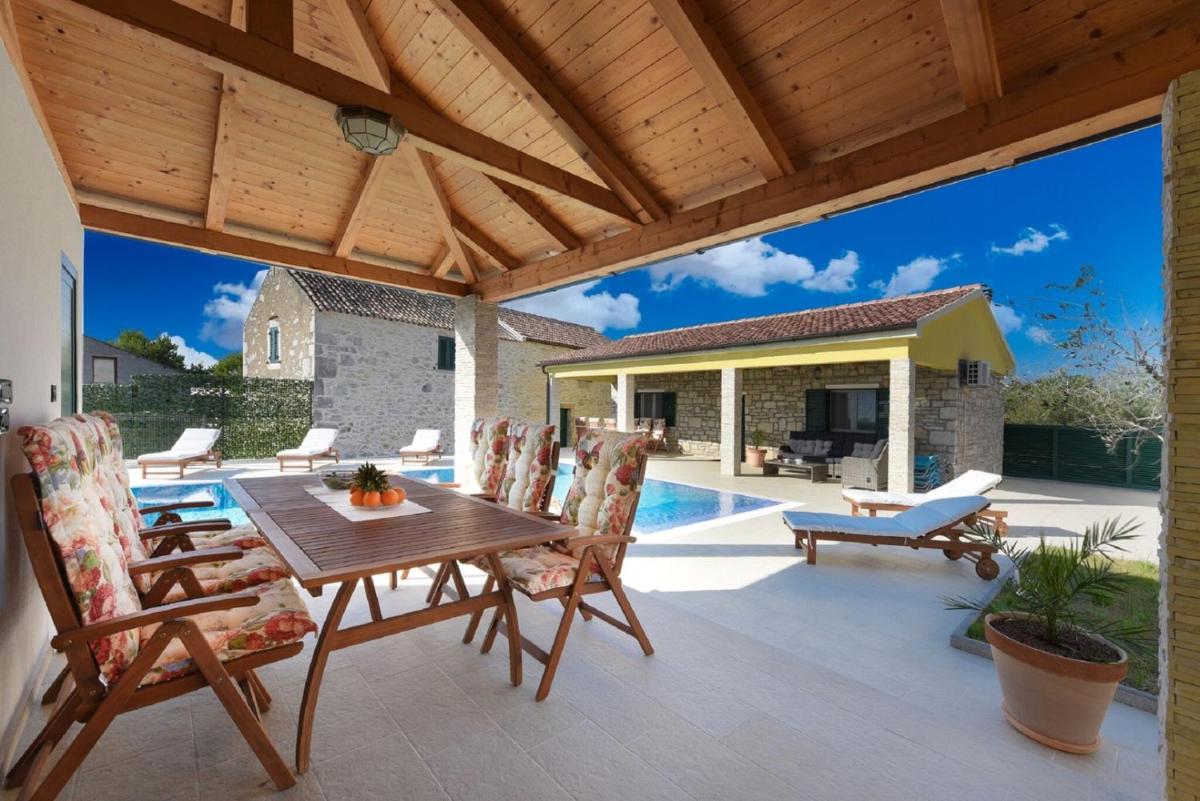 Suitetrails - Beautiful Villa Petra with Summer Kitchen and Pool
