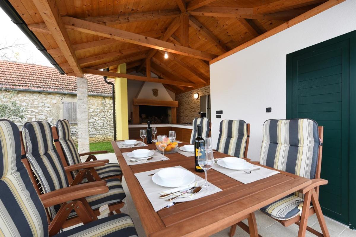 Beautiful Villa Petra with Summer Kitchen and Pool - Housity