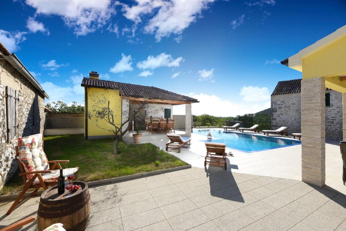 Suitetrails - Beautiful Villa Petra with Summer Kitchen and Pool
