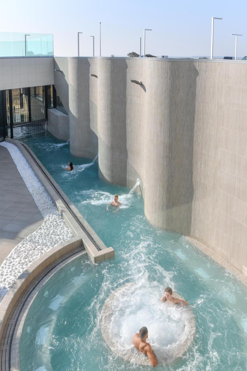 Piscine de l'établissement ibis styles La Rochelle Thalasso Chatelaillon ou située à proximité