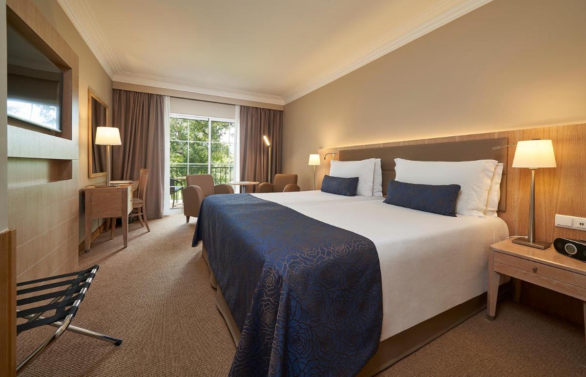 Uma cama ou camas num quarto em PortoBay Santa Maria - Adults Only