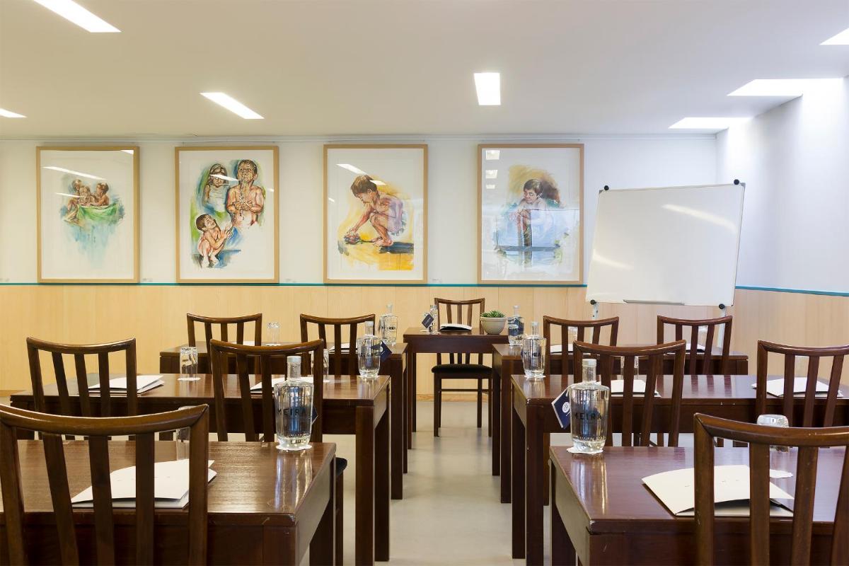 Um restaurante ou outro lugar para comer em Hotel Meira