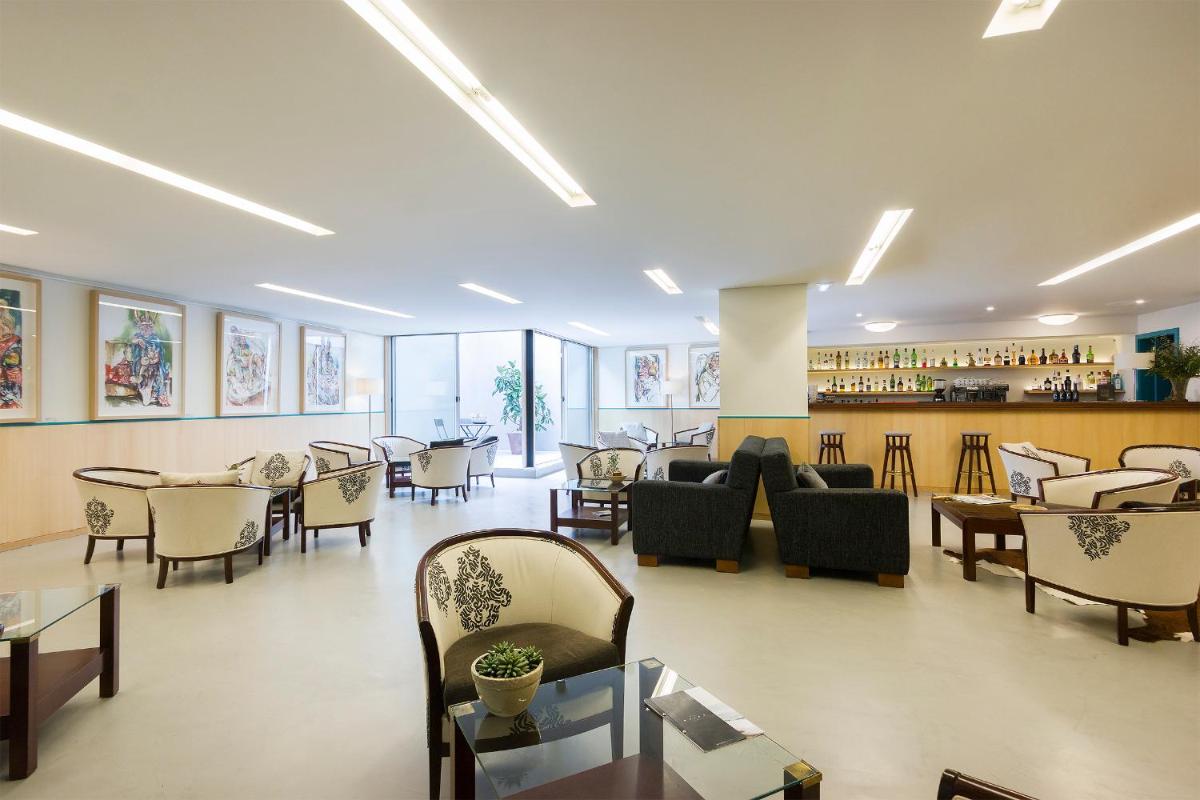 Uma área de estar em Hotel Meira