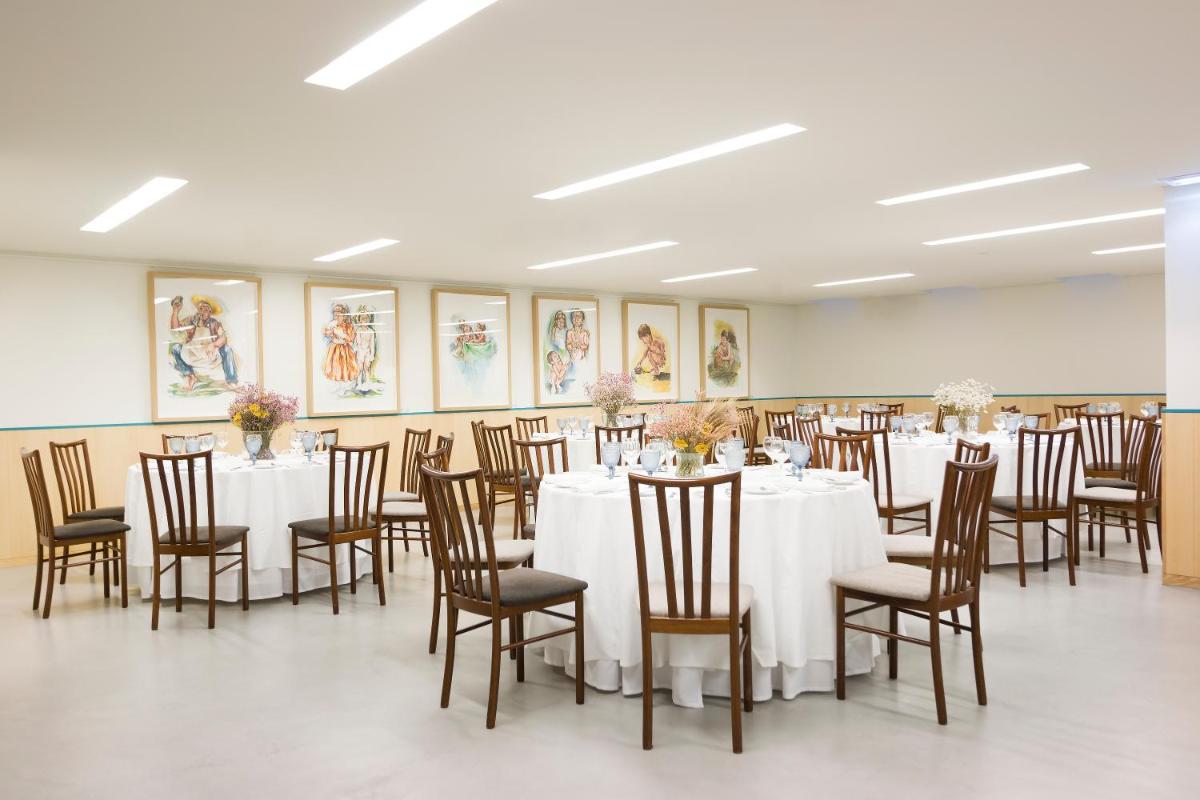 Um restaurante ou outro lugar para comer em Hotel Meira