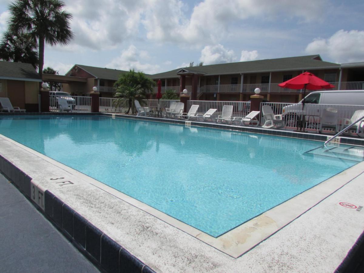 Howard Johnson by Wyndham Ft. Myers FL - Housity
