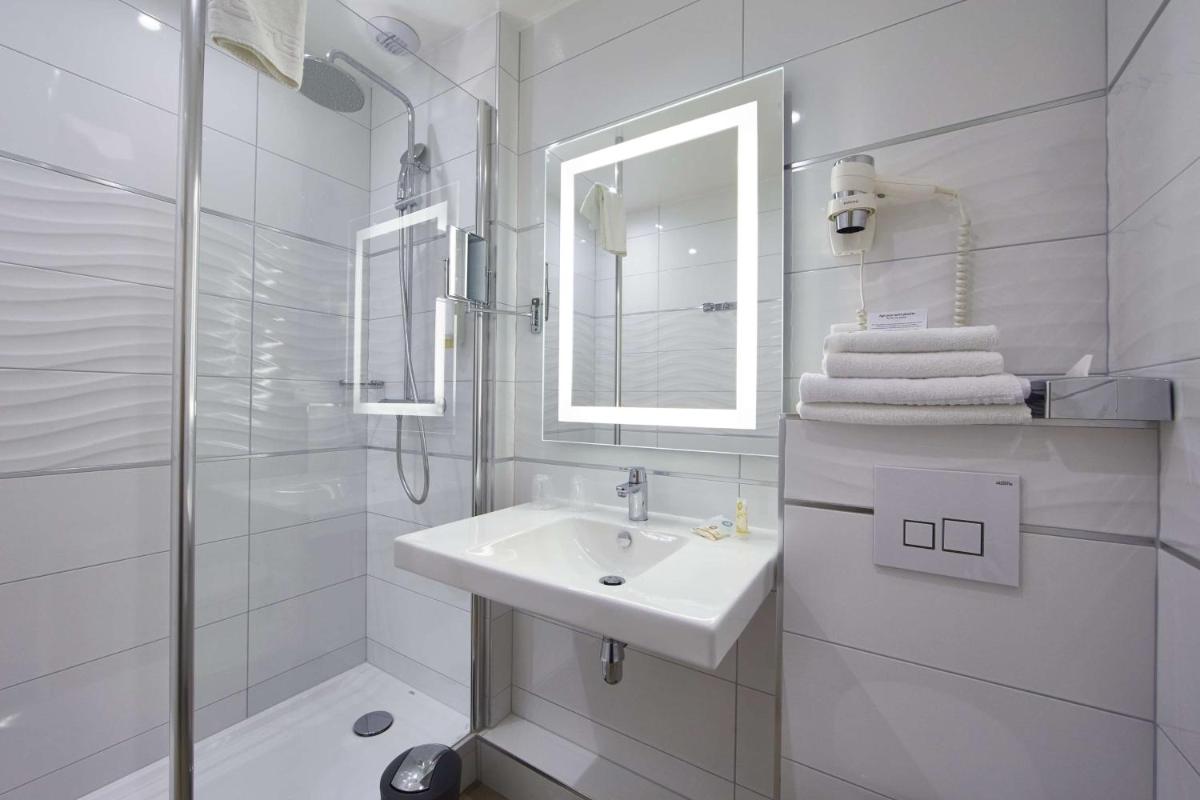 Salle de bains dans l'établissement Best Western Plus Au cheval Blanc à Mulhouse