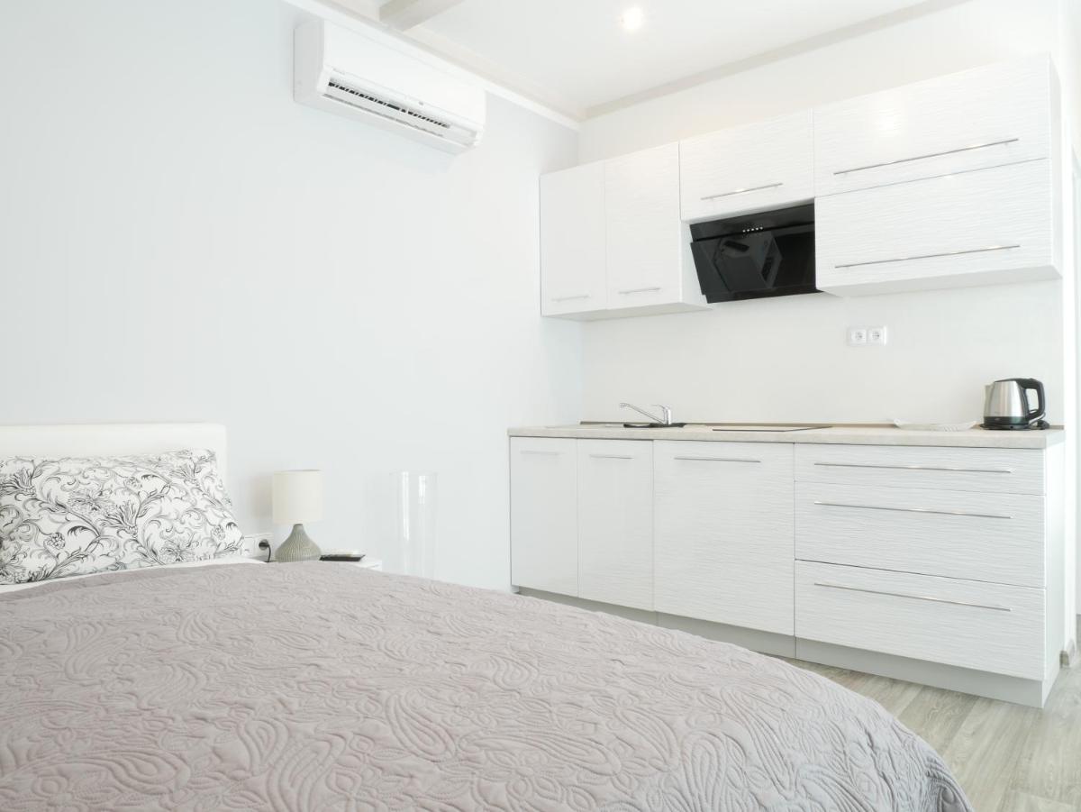 DELUXE Rožnov - Housity