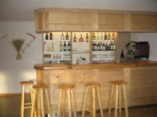 Salon ou bar de l'établissement Alpen Roc