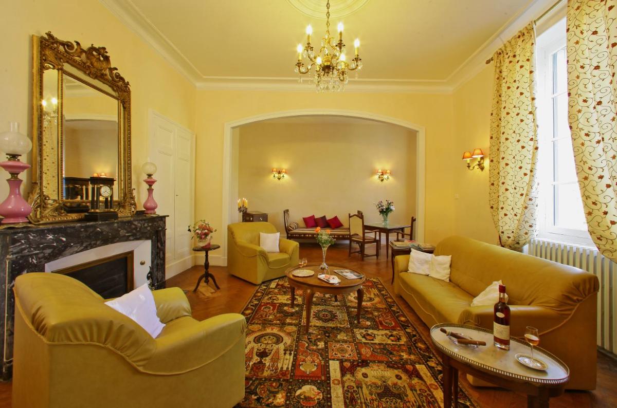 Coin salon dans l'établissement Logis Hôtel Restaurant Château Bellevue