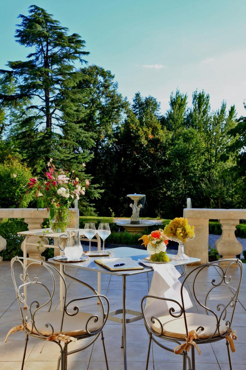 Jardin de l'établissement Logis Hôtel Restaurant Château Bellevue