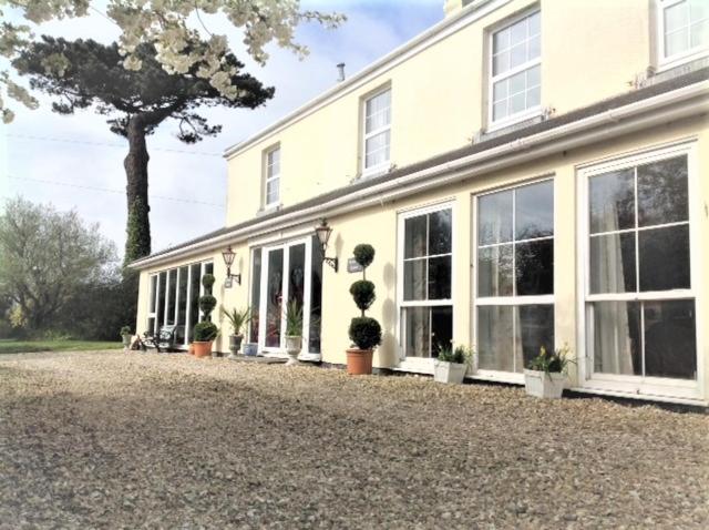 Monterey Country House - Housity