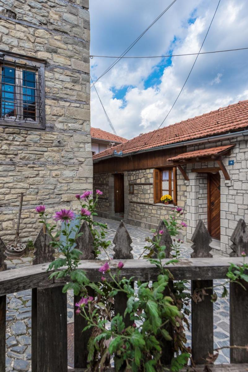 To Patriko Tou Saranti - Housity