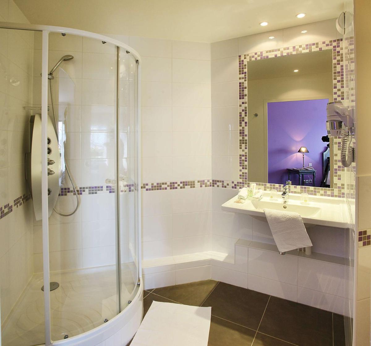 Salle de bains dans l'établissement Best Western Plus Hostellerie Du Vallon