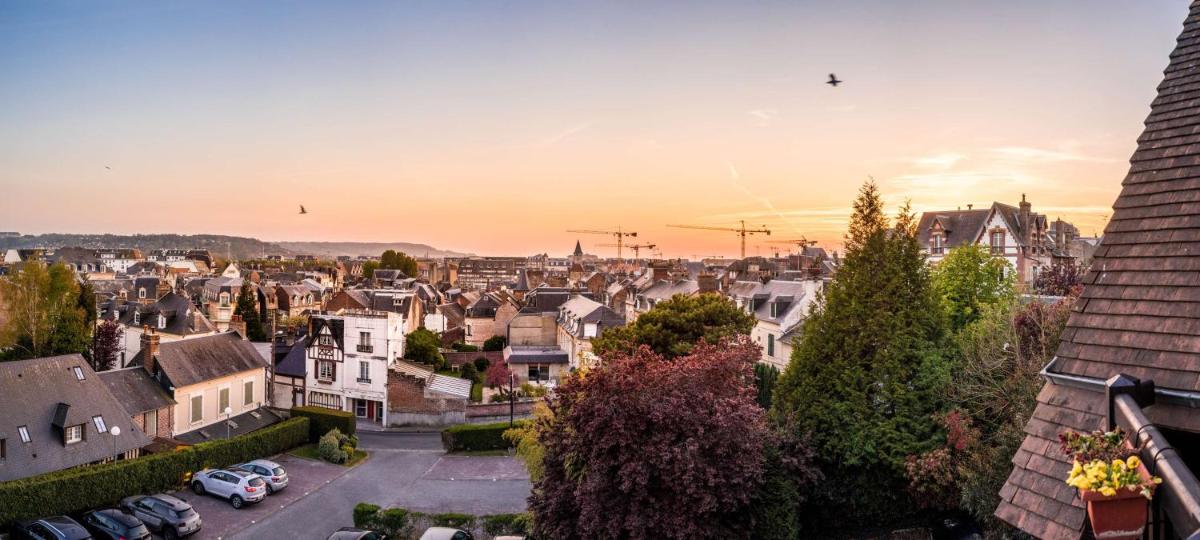 Vue générale sur Trouville-sur-Mer ou vue de la ville depuis l'hôtel