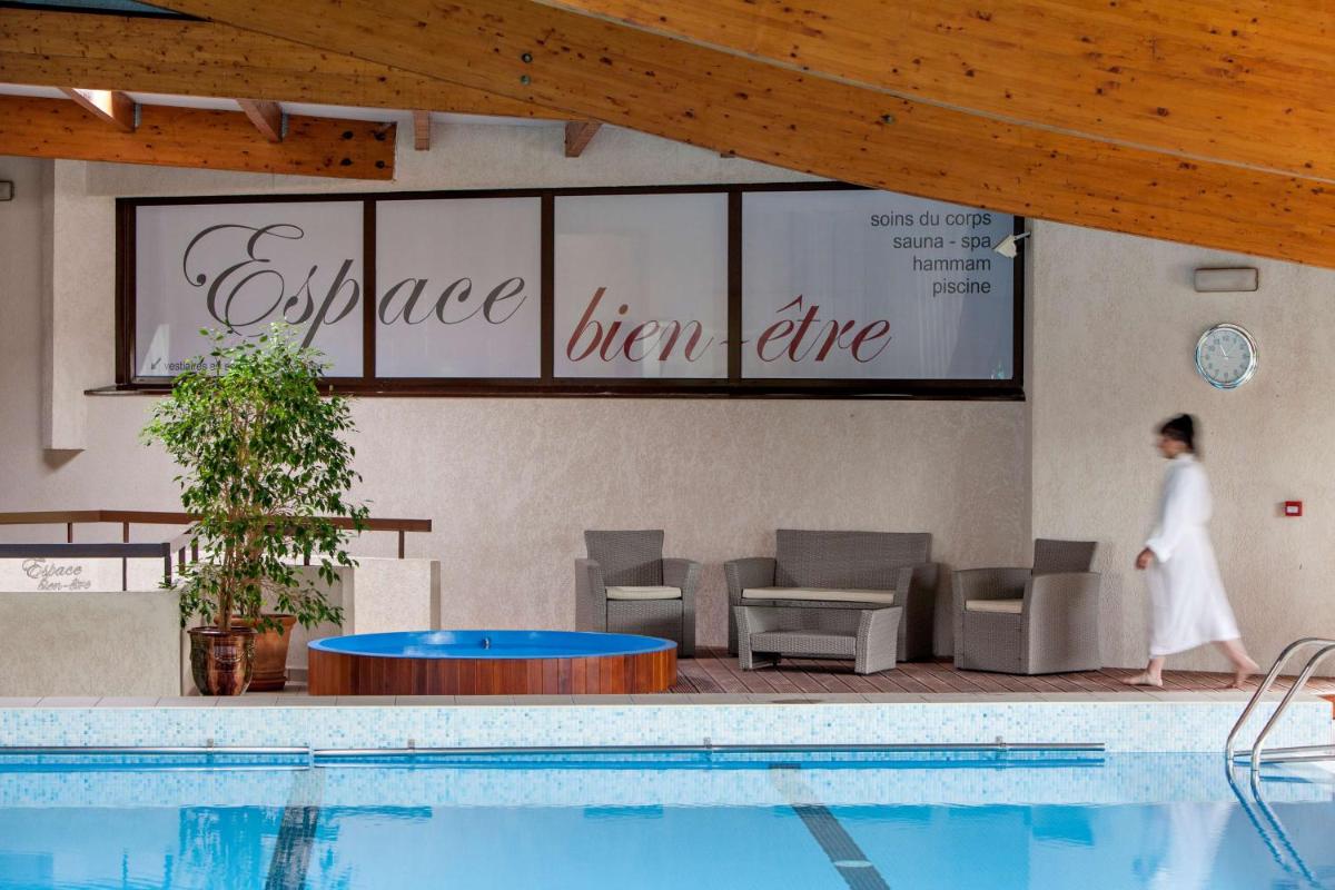 Piscine de l'établissement Best Western Le Relais de Laguiole Hôtel & Spa ou située à proximité