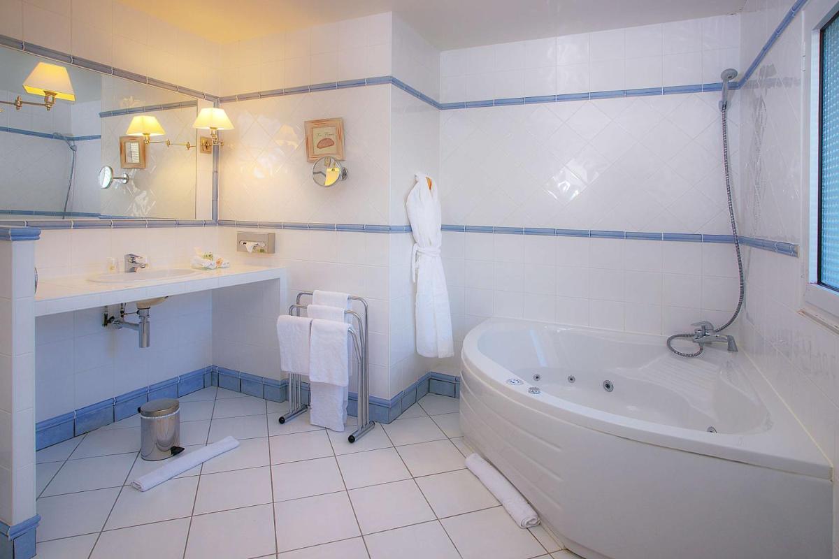 Salle de bains dans l'établissement Best Western Plus Hostellerie Du Vallon