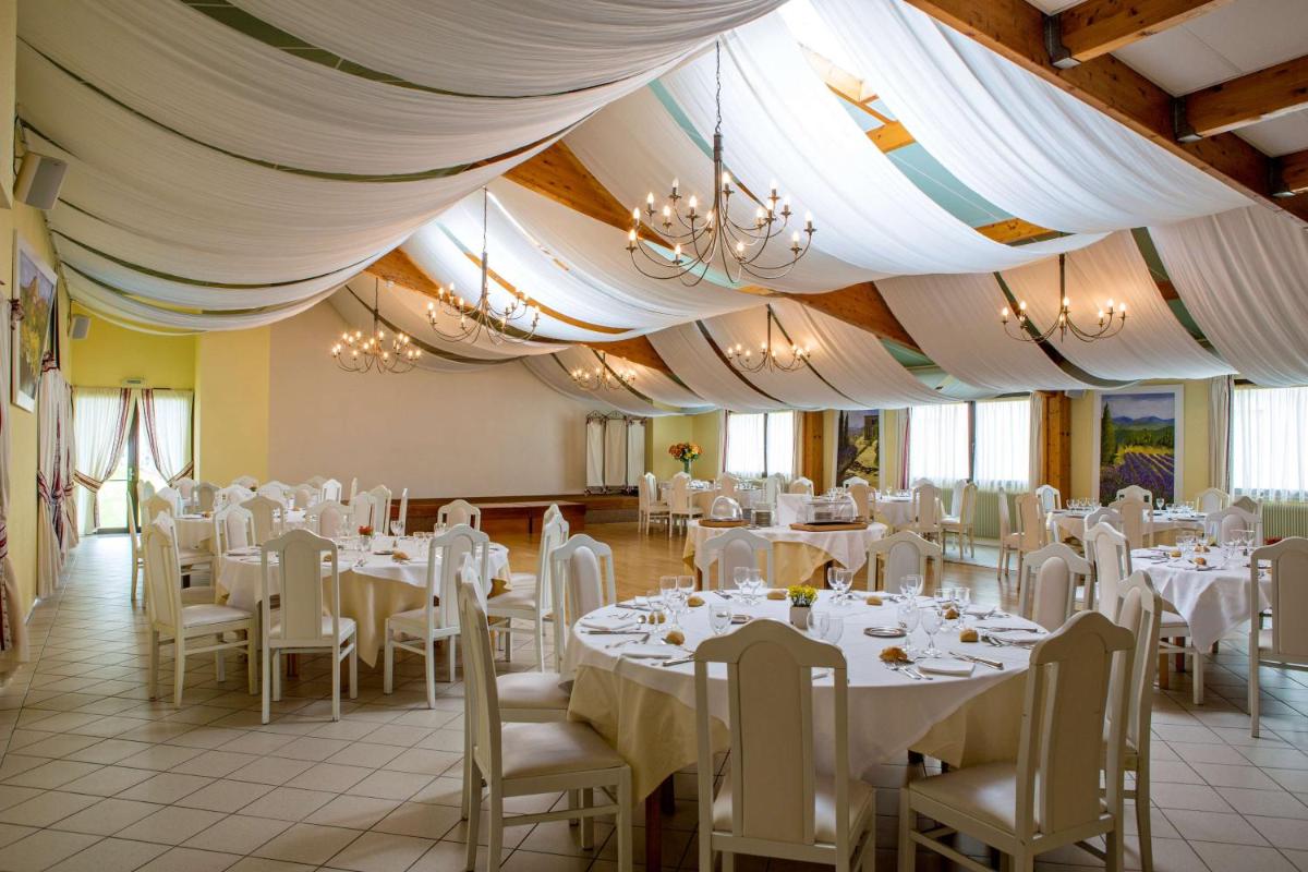 Restaurant ou autre lieu de restauration dans l'établissement Best Western Le Relais de Laguiole Hôtel & Spa