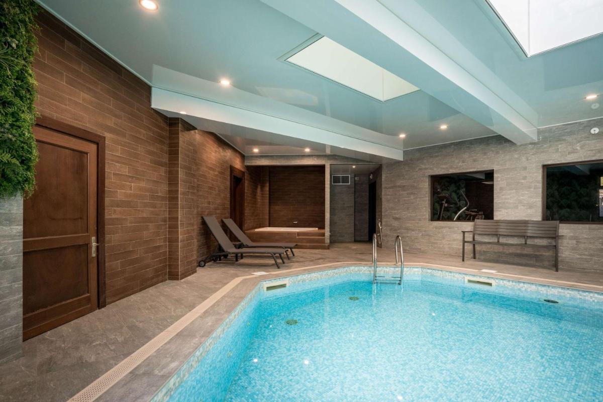 Piscine de l'établissement Best Western Plus Hostellerie Du Vallon ou située à proximité
