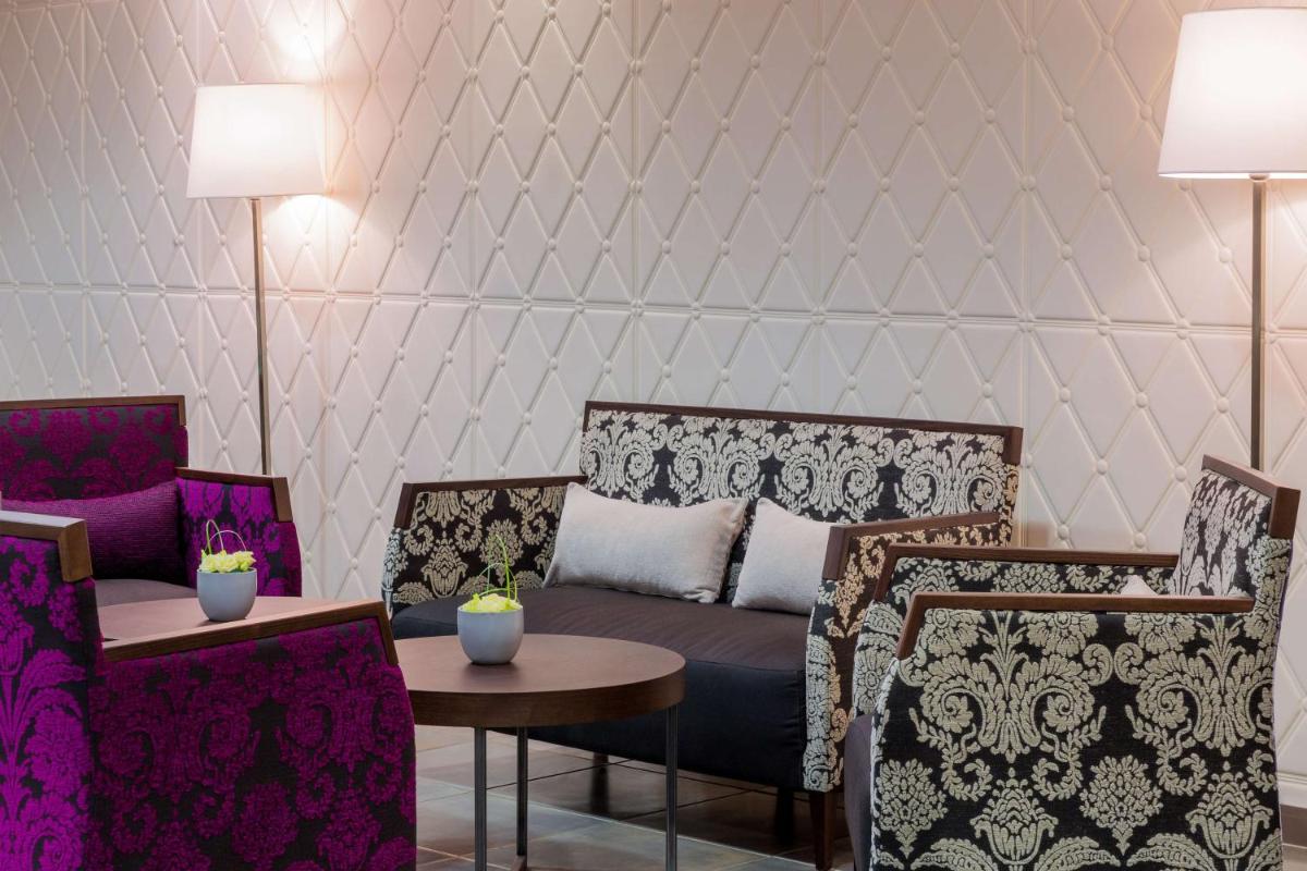 Coin salon dans l'établissement Hôtel Le Rive Droite & SPA