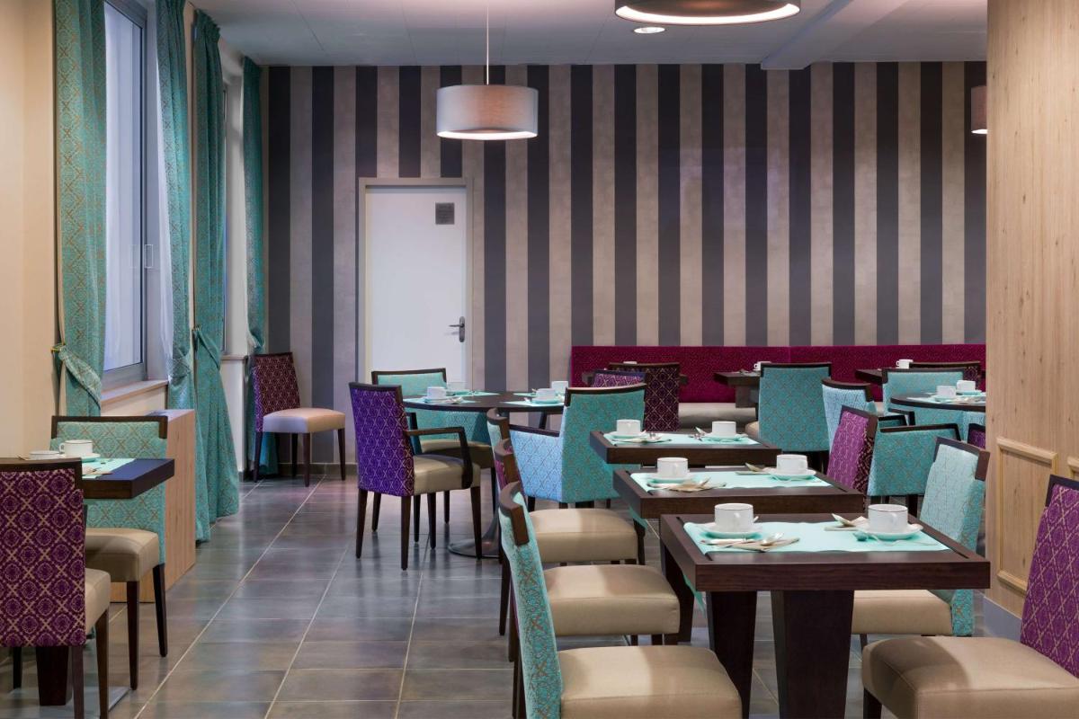 Coin salon dans l'établissement Hôtel Le Rive Droite & SPA