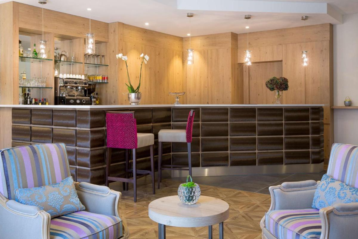 Coin salon dans l'établissement Hôtel Le Rive Droite & SPA
