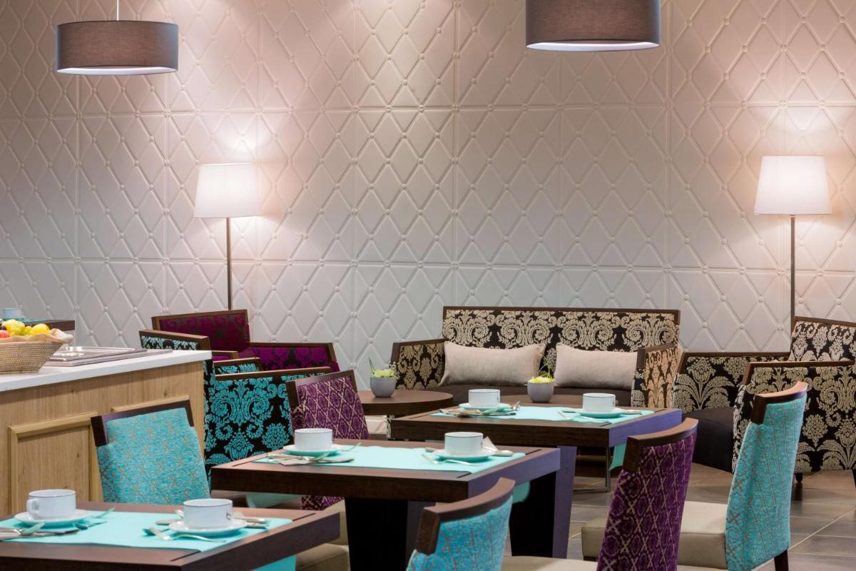 Coin salon dans l'établissement Hôtel Le Rive Droite & SPA