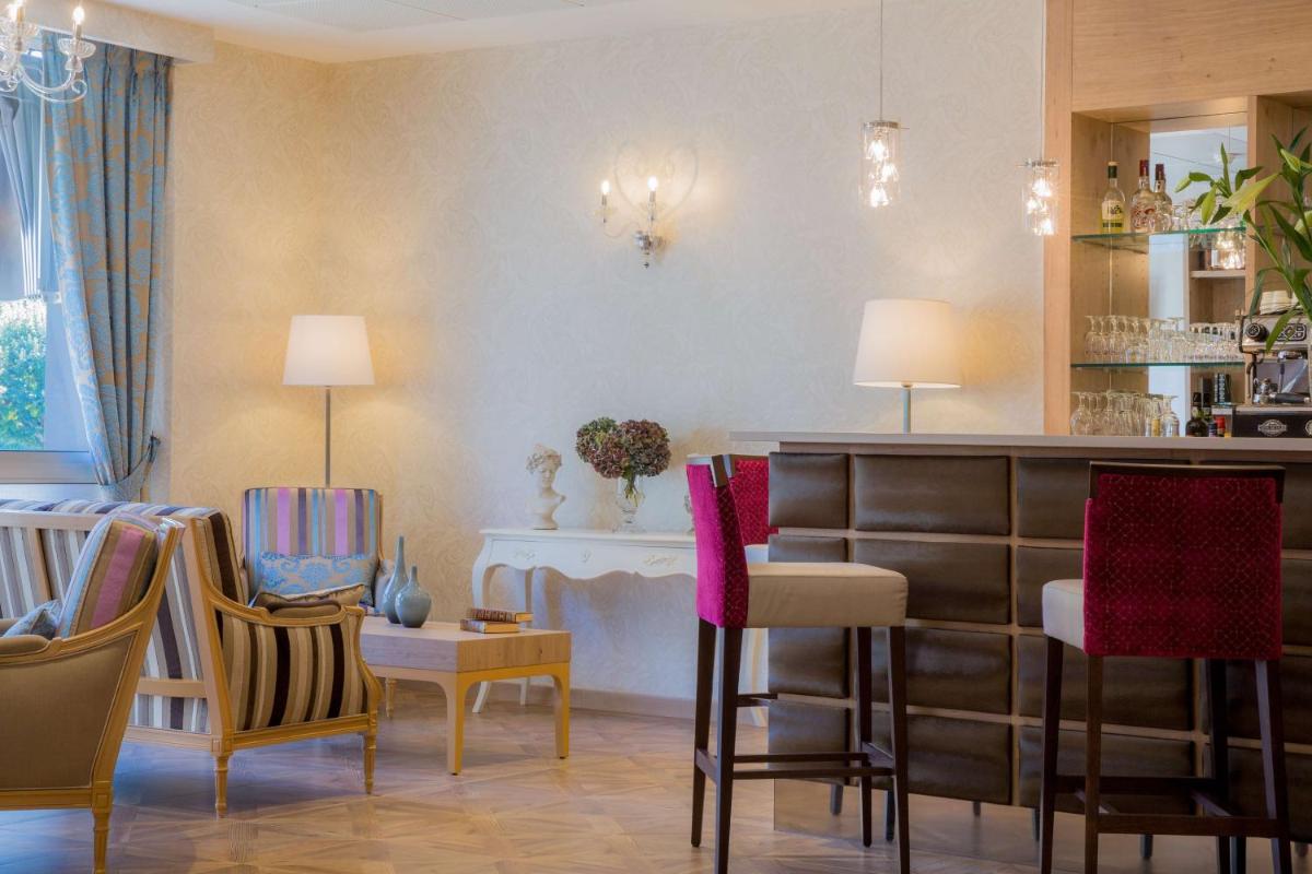 Coin salon dans l'établissement Hôtel Le Rive Droite & SPA