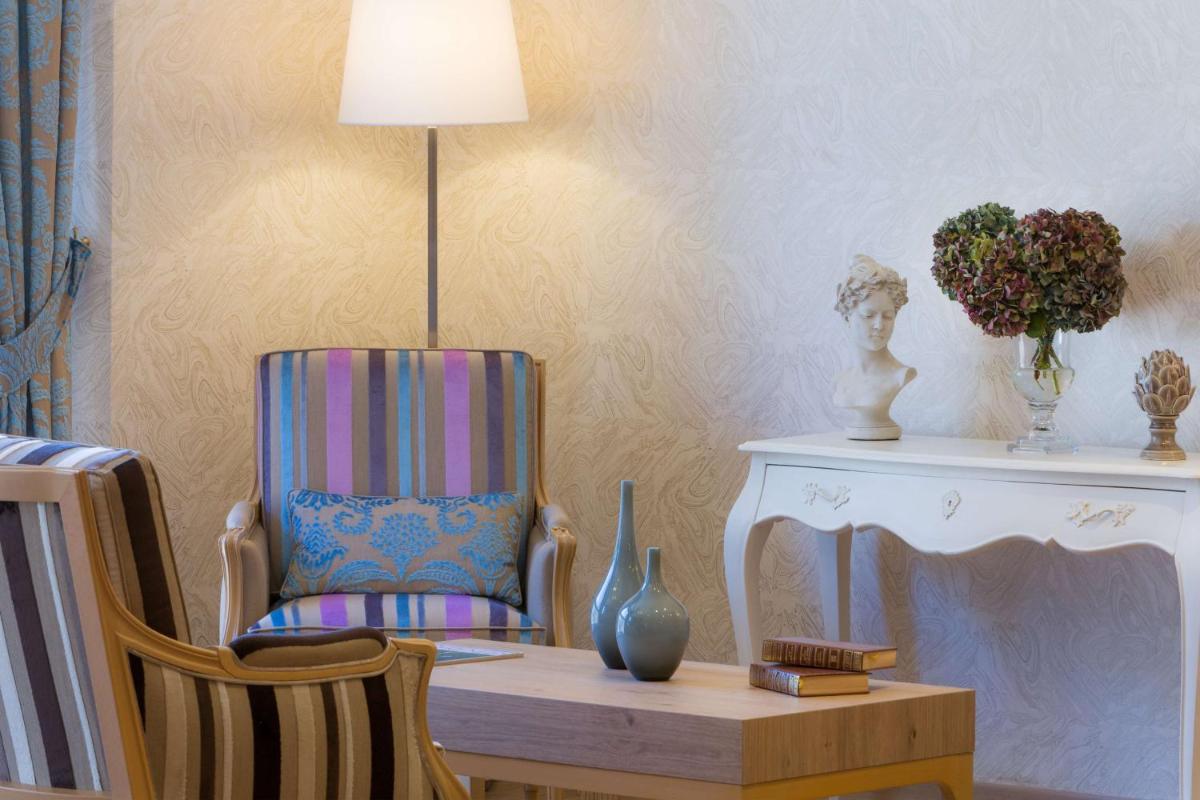 Coin salon dans l'établissement Hôtel Le Rive Droite & SPA