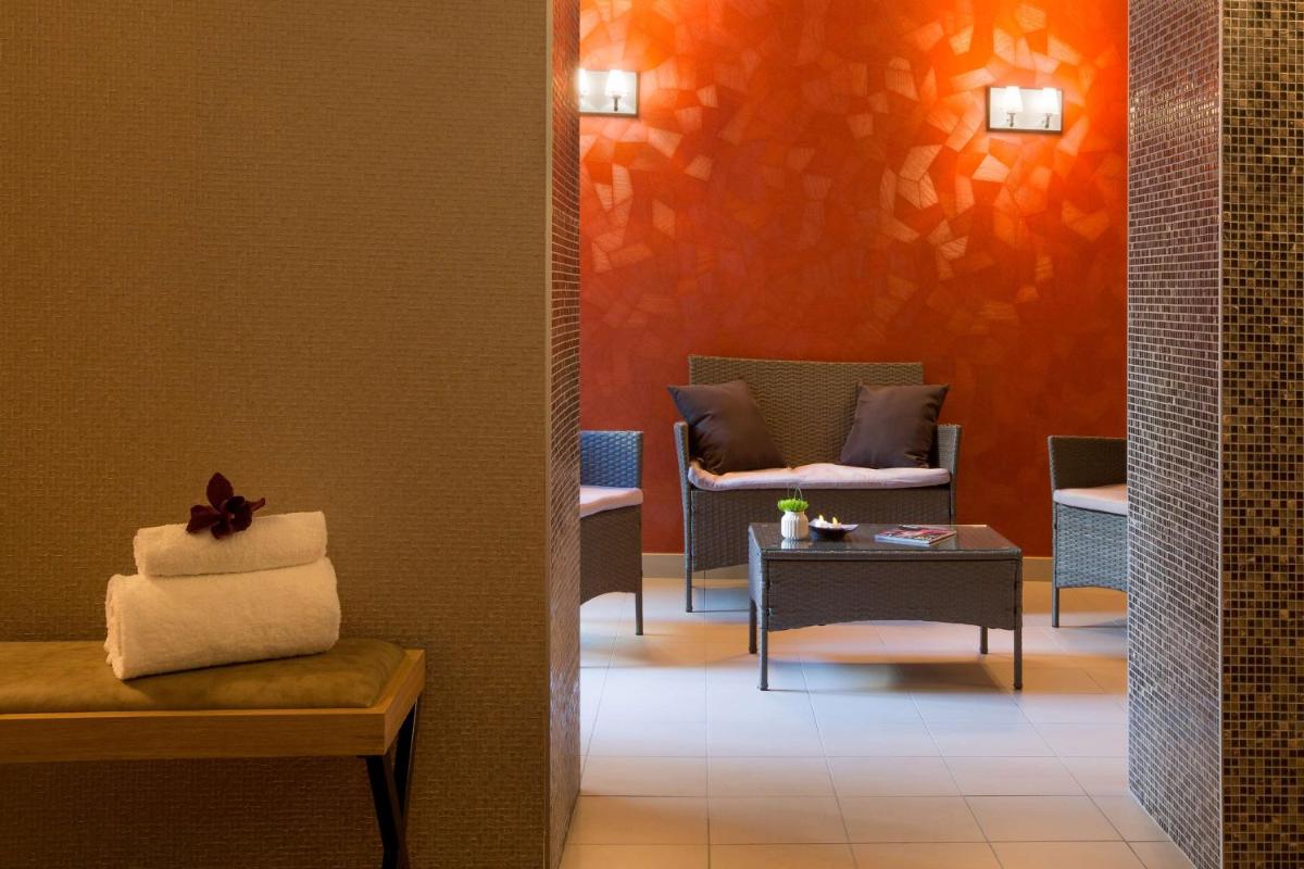 Coin salon dans l'établissement Hôtel Le Rive Droite & SPA