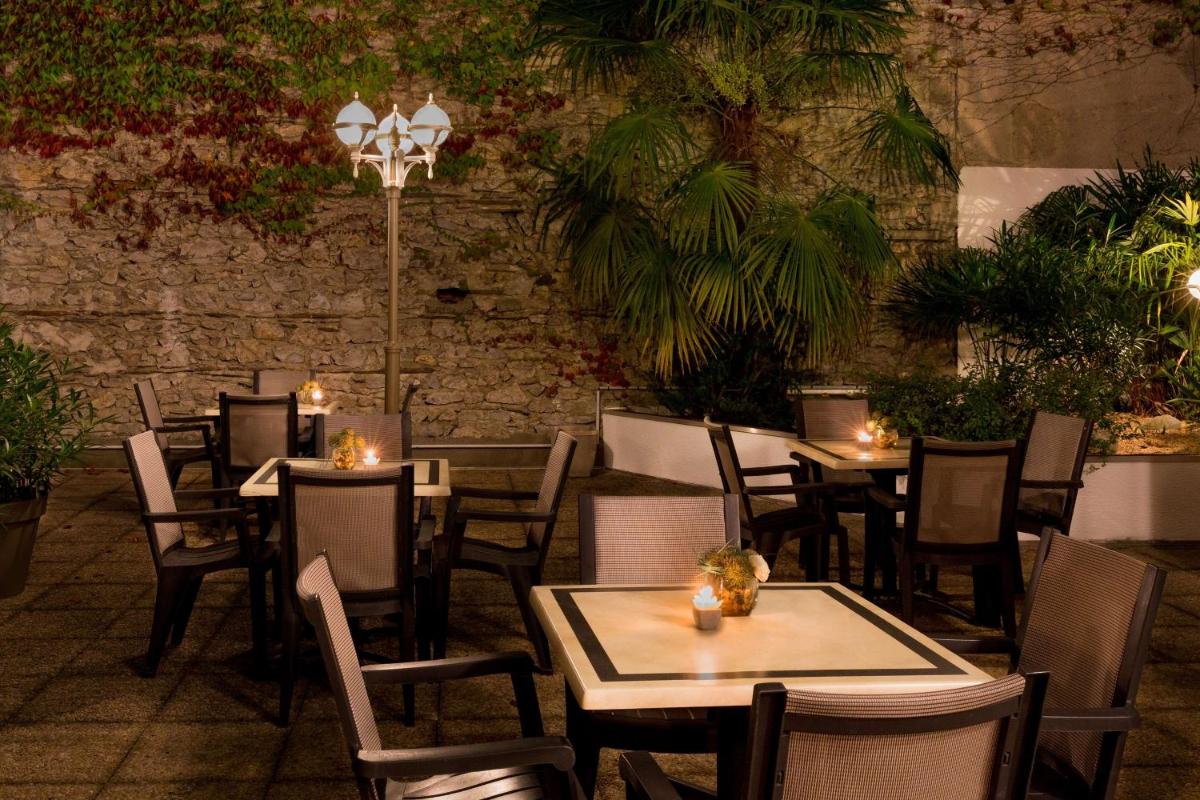 Restaurant ou autre lieu de restauration dans l'établissement Hôtel Le Rive Droite & SPA