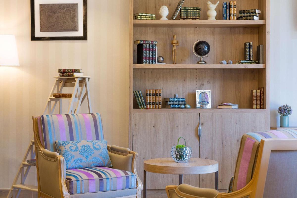 Coin salon dans l'établissement Hôtel Le Rive Droite & SPA