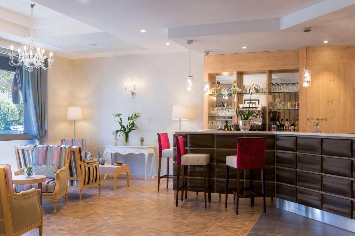 Coin salon dans l'établissement Hôtel Le Rive Droite & SPA