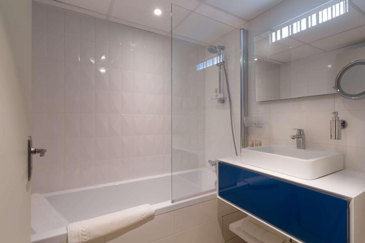 Salle de bains dans l'établissement Hôtel Le Rive Droite & SPA