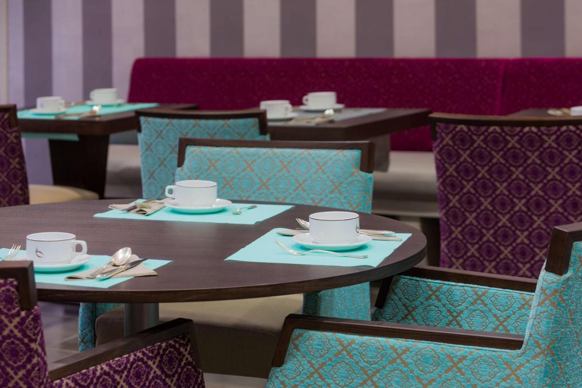 Coin salon dans l'établissement Hôtel Le Rive Droite & SPA