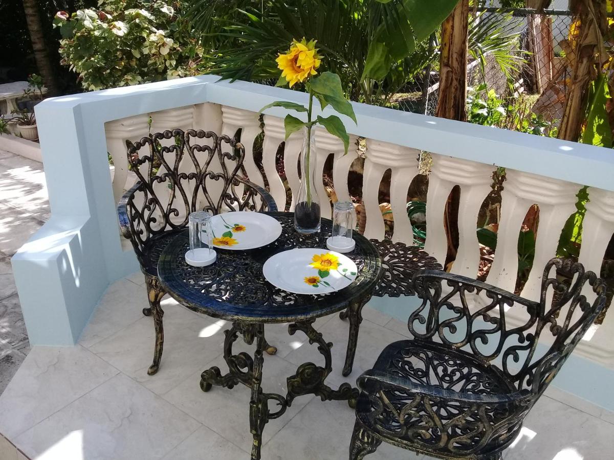 Sunflower Escape (AC / Wifi / Free Beach / Parking) - Housity