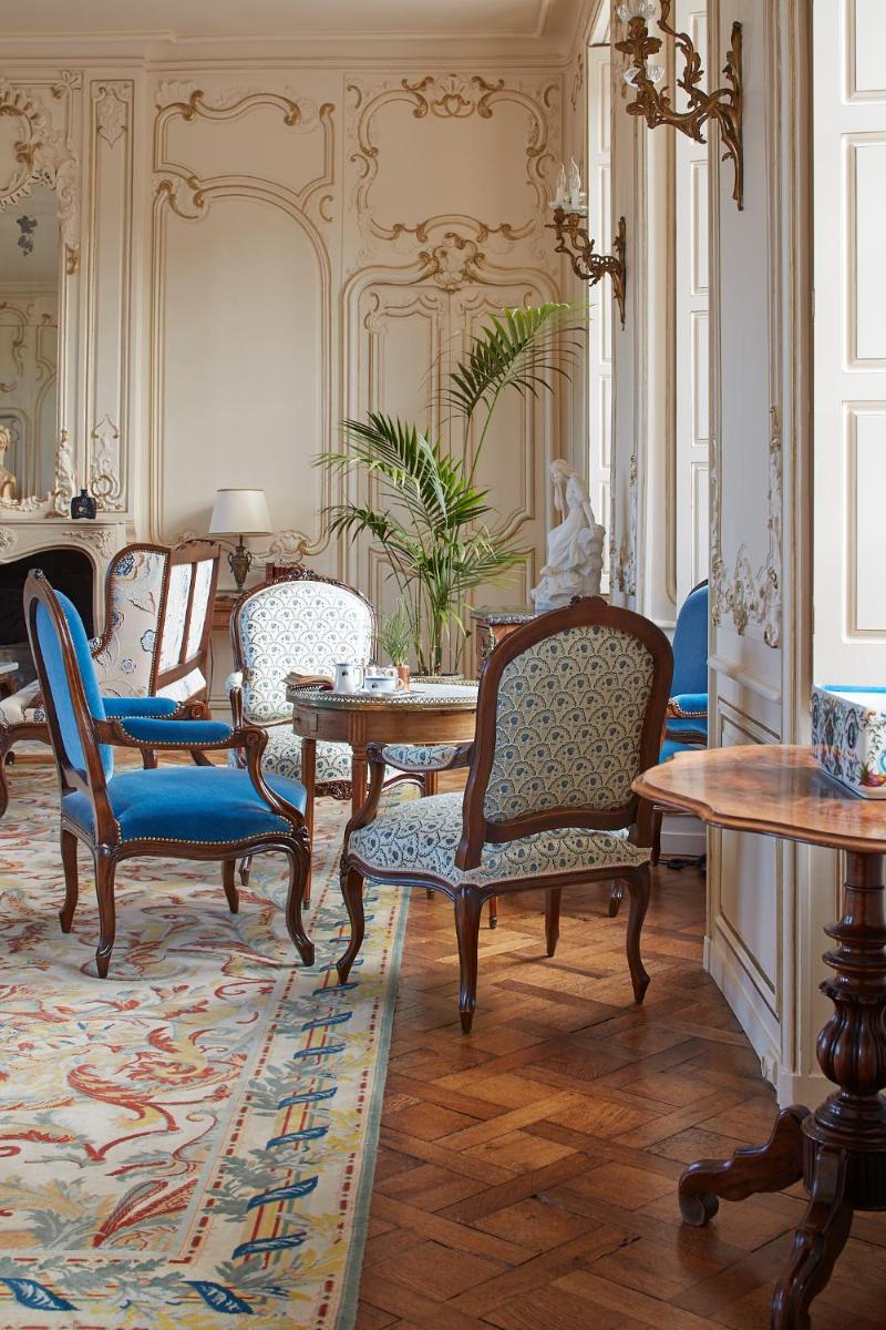 - un salon avec des chaises, une table et un tapis dans l'établissement Chateau d'Audrieu, à Audrieu 37 autres photos