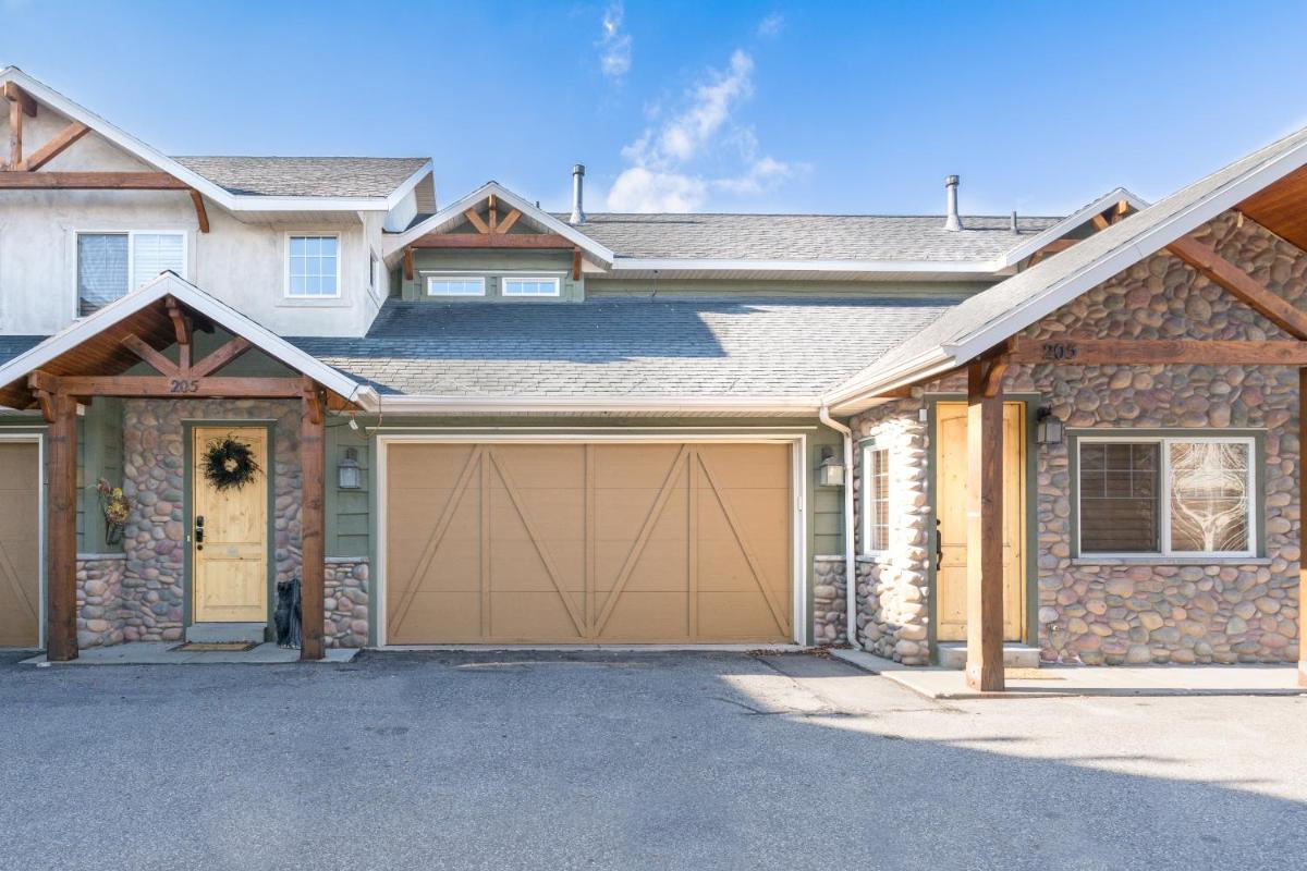 Luxury Townhouse in Wolf Creek - Housity