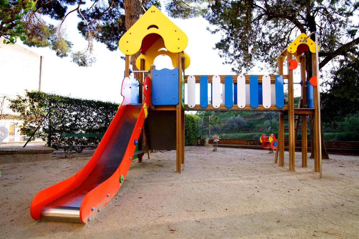 Zona de juegos infantil en Balneari Termes Victòria