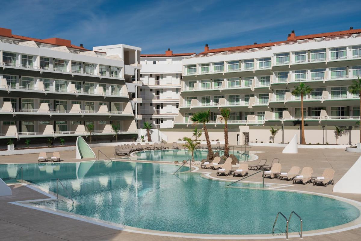 una piscina frente a un hotel en Gara Suites Golf & Spa, en Playa de las Américas