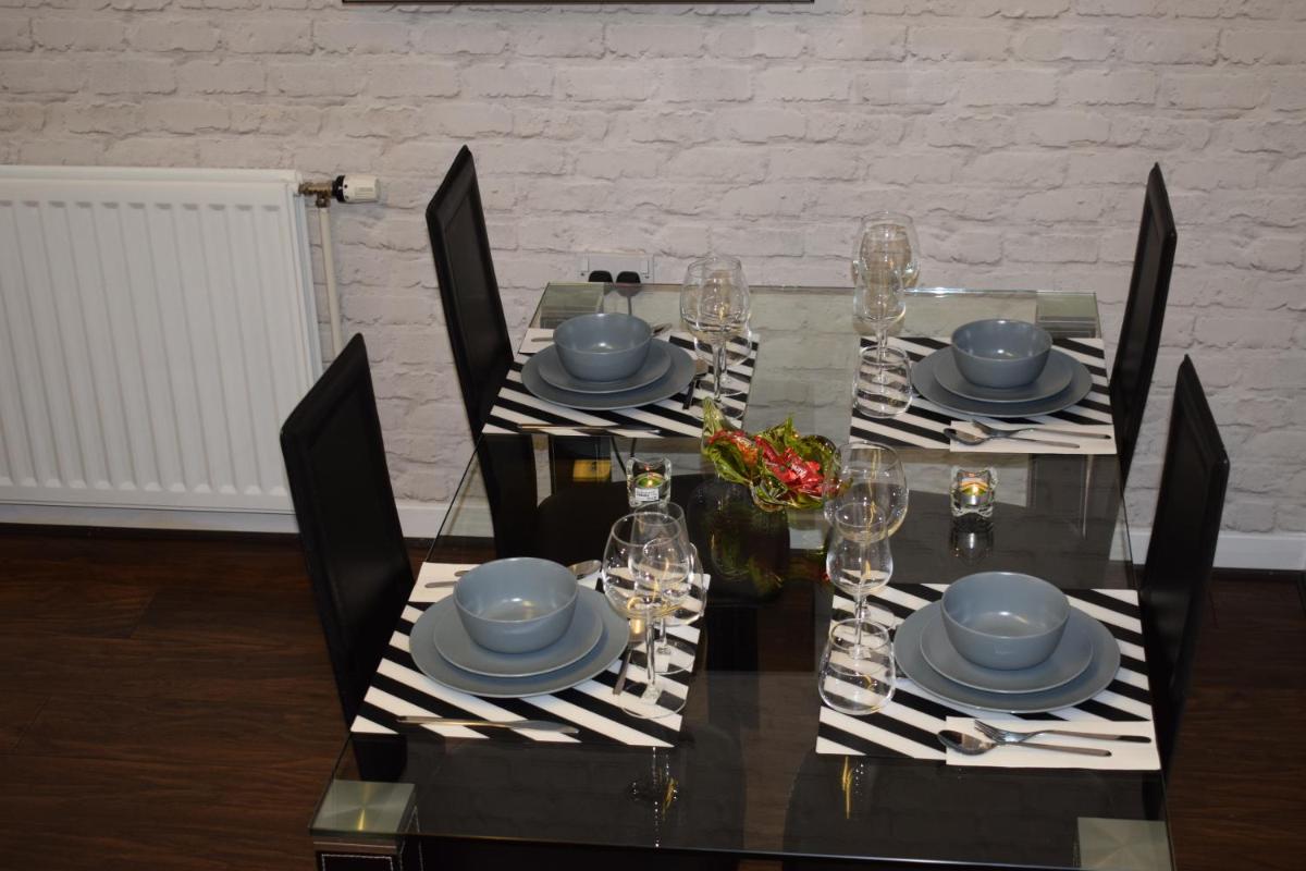 Silverburn new house with free parking and nice garden - Housity
