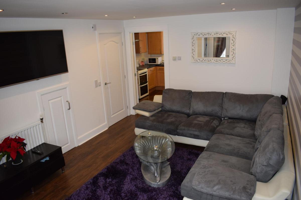 Silverburn new house with free parking and nice garden - Housity