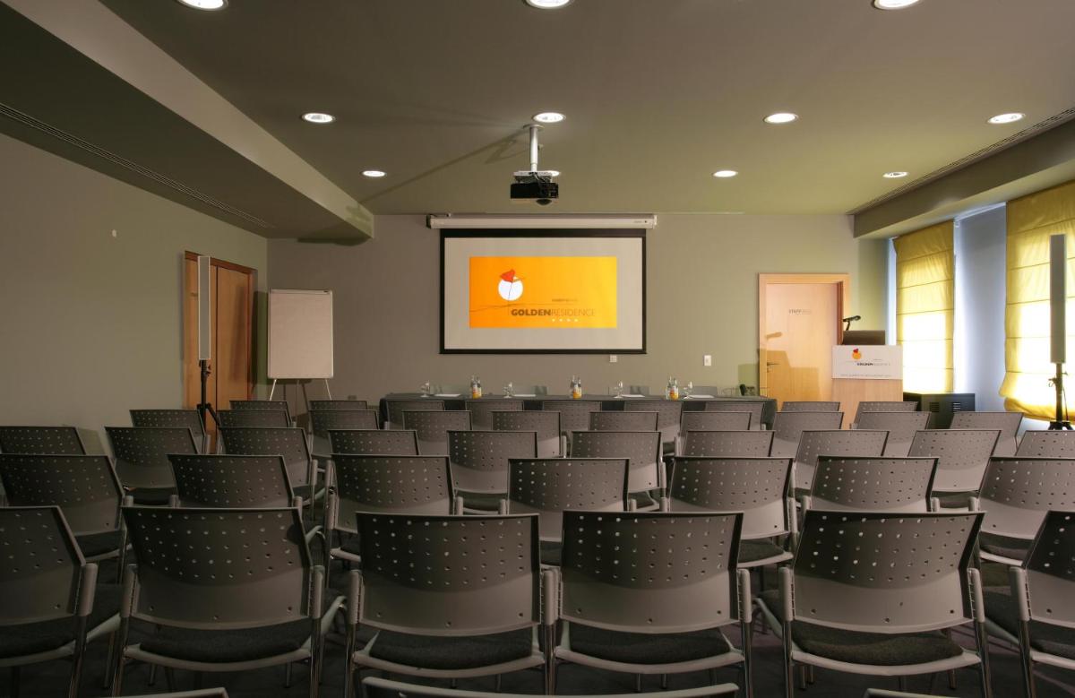 uma sala de conferências vazia com cadeiras e um ecrã em Golden Residence Hotel no Funchal mais 41 fotografias