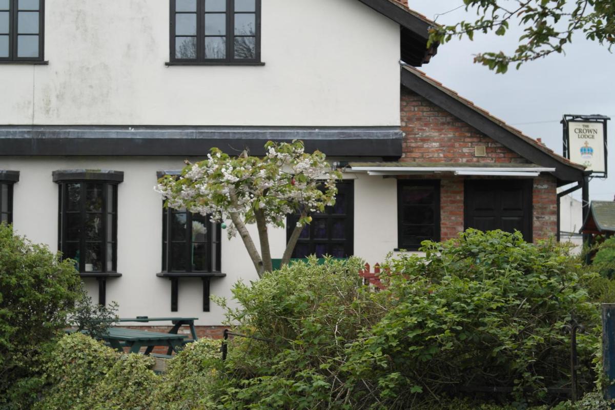 The Crown Lodge & Restaurant - Housity
