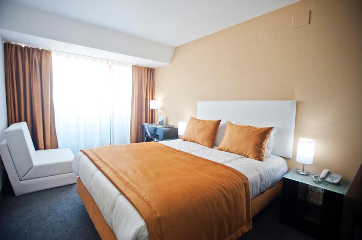 Uma cama ou camas num quarto em Miramar Hotel Spa & Apartments