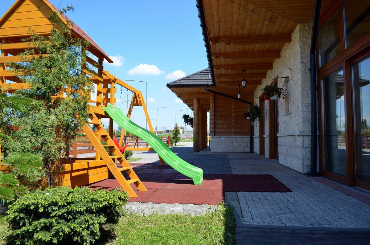 Dwór Świętoszówka - Housity