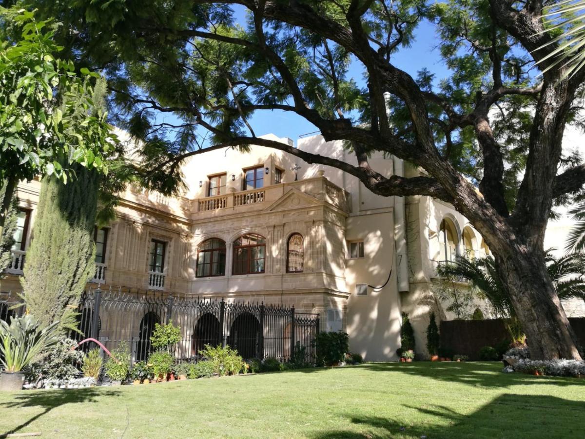 Jardín al aire libre en Hotel Casa Palacio María Luisa