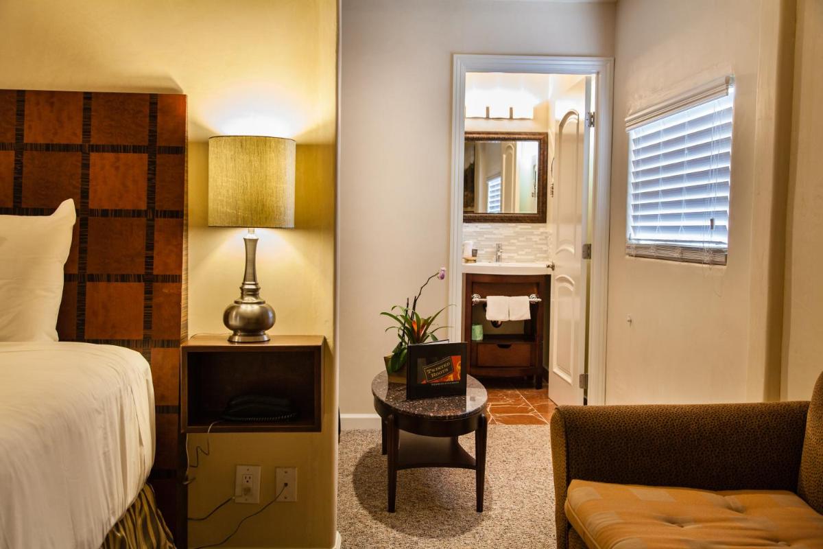 The Vendange Carmel Inn & Suites - Housity