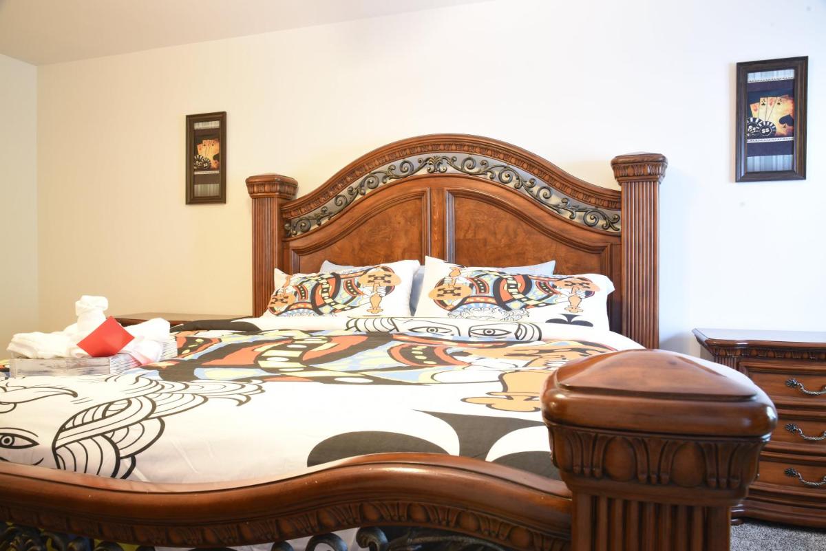 House of Cardz - comforts of home by LLOYD SUITES - Housity