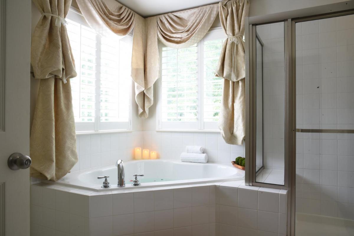 House of Cardz - comforts of home by LLOYD SUITES - Housity